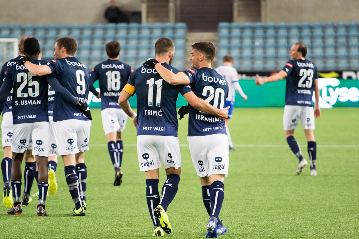 Viking - Haugesund. Zlatko Tripic gratulerer Ylldren Ibrahimaj etter 3-0 scoringen hans. Foto: Sander Selsvik Jacobsen