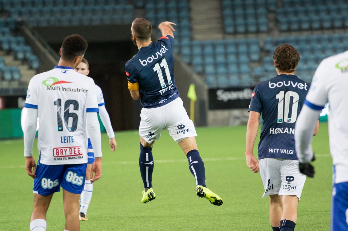 Viking - Haugesund. Zlatko Tripic feirer etter å ha sendt Viking opp i en 2-0 ledelse. Foto: Sander Selsvik Jacobsen