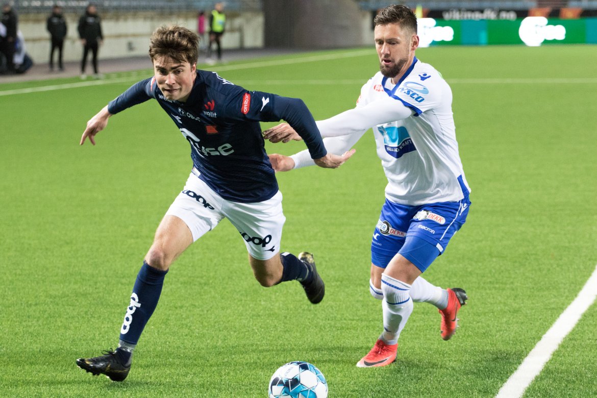 Viking - Haugesund. Sondre Bjørshol kjemper om ballen. Foto: Sander Selsvik Jacobsen