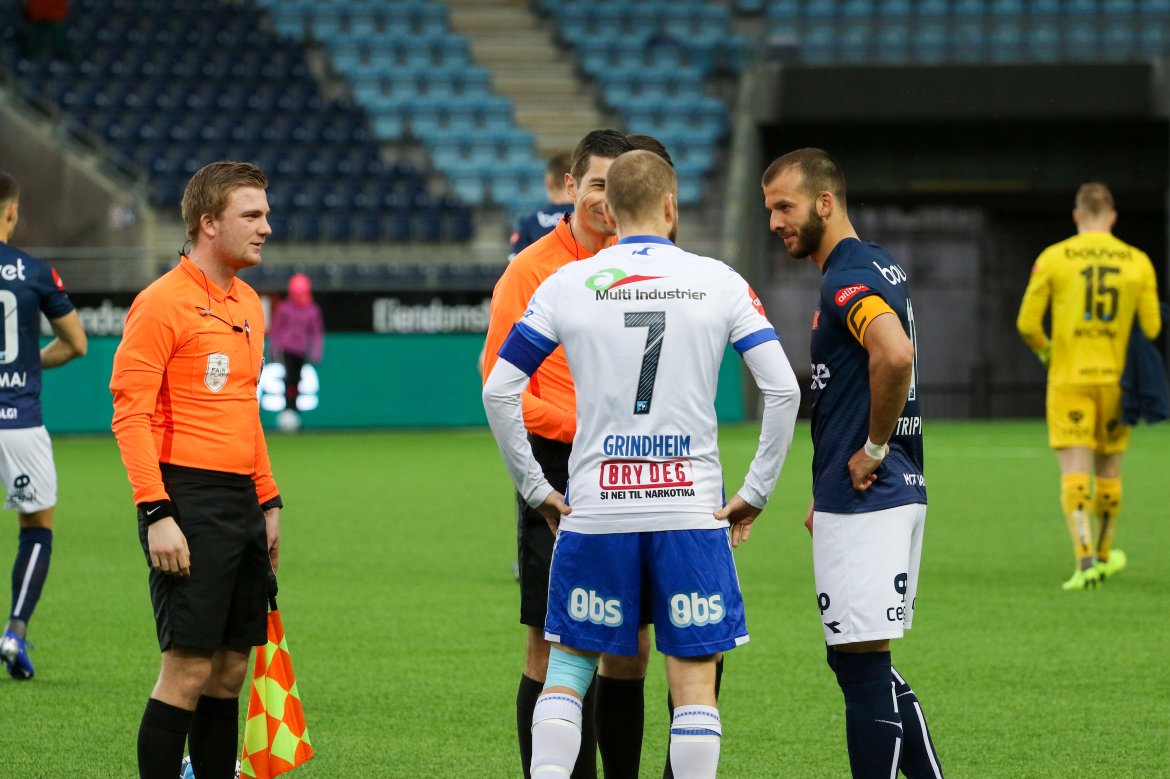 Viking - Haugesund. Dommer Tore Hansen i samtale med dagens kapteiner. Foto: Sander Selsvik Jacobsen