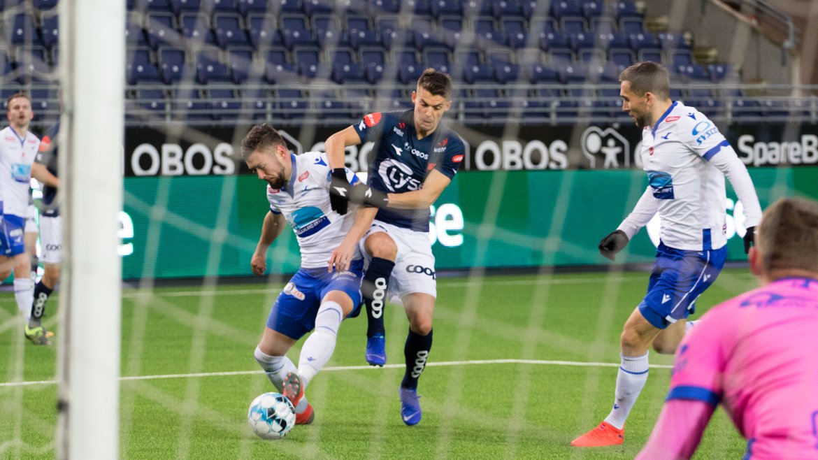 Viking - Haugesund. Alexander Stølås i duell med Ylldren Ibrahimaj. Foto: Sander Selsvik Jacobsen