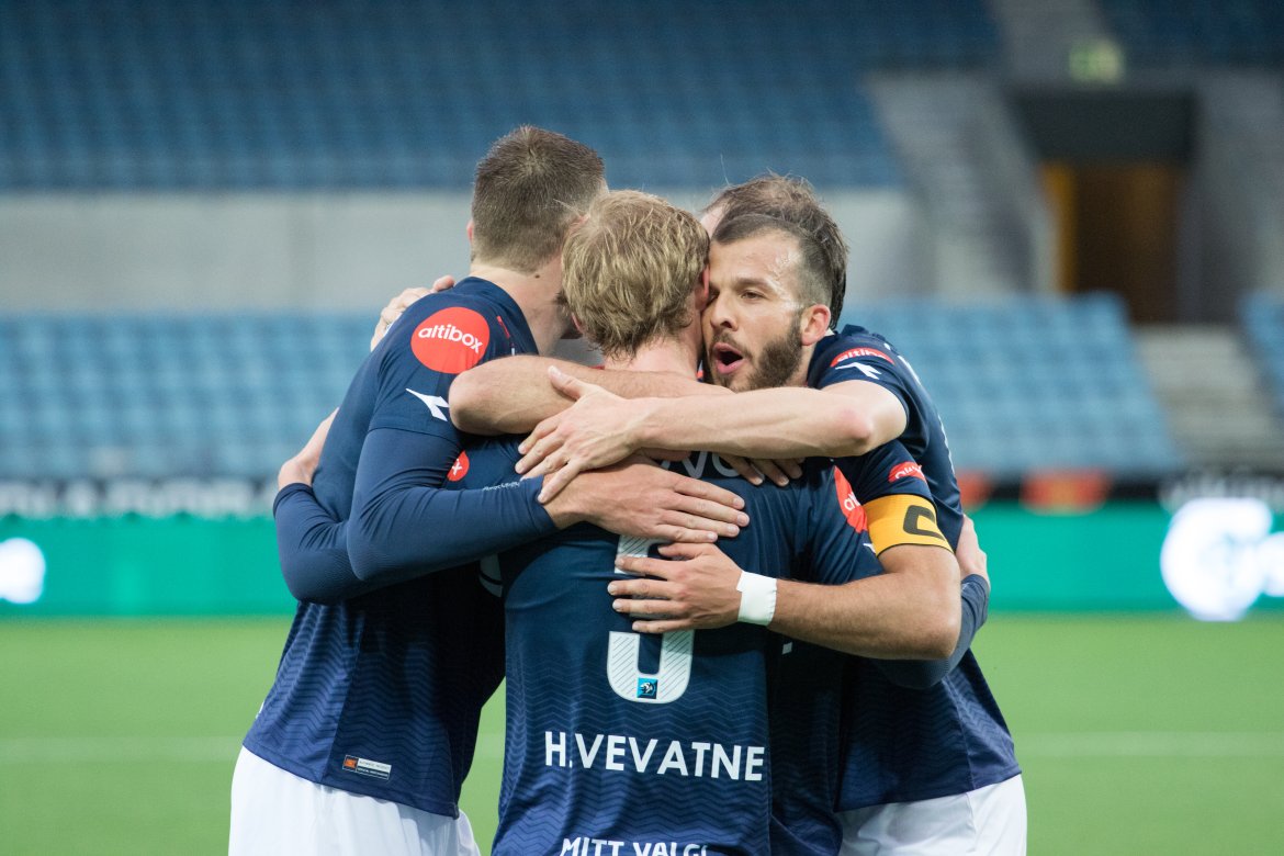 Viking - Haugesund. Viljar Vevatne gratuleres etter å ha sendt Viking i ledelsen. Foto: Sander Selsvik Jacobsen