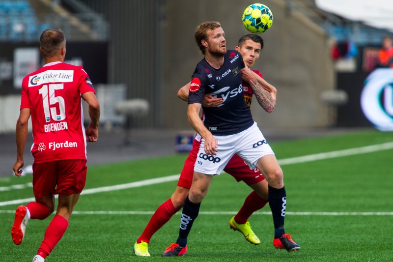 Stavanger 20200701. Vikings Even Østensen i duell med Vidar Ari Jonsson under eliteseriekampen i fotball mellom Viking og Sandefjord på Viking stadion.Foto: Carina Johansen / NTB scanpix
