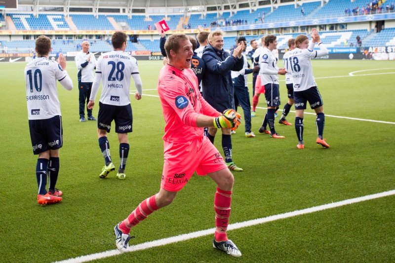 Iven Austbø og resten av spillerne takker fansen etter 1-0-seieren på Aker stadion i 2016. Foto: Svein Ove Ekornesvåg / NTB scanpix