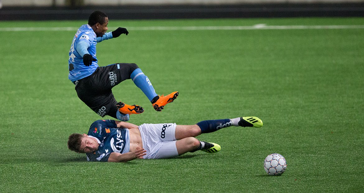 Viking - Sandnes Ulf. Axel Andrésson med sklitakling. Foto: Tore Fjermestad