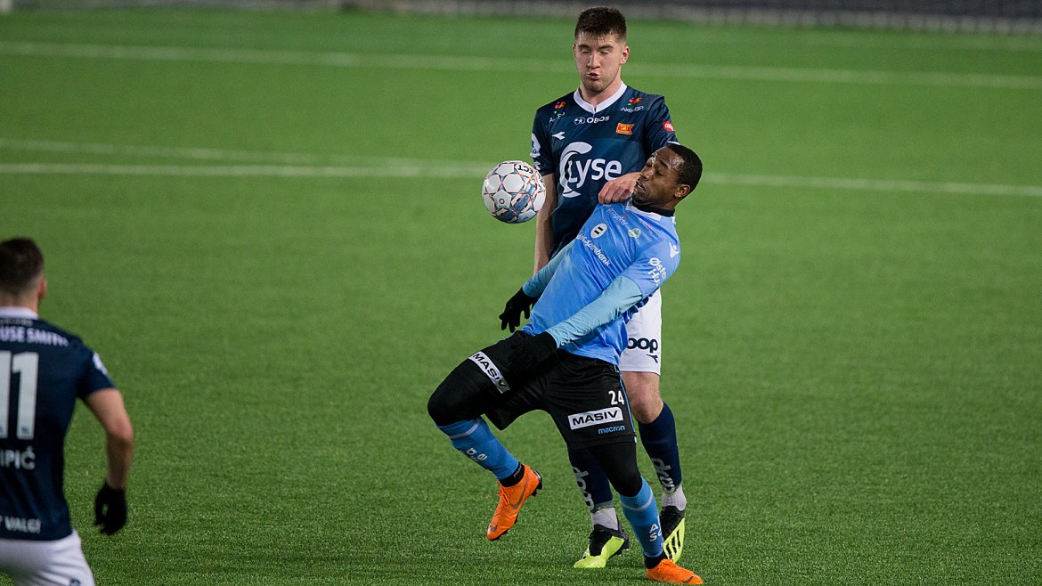 Viking - Sandnes Ulf. Axel Andrésson har full kontroll. Foto: Tore Fjermestad