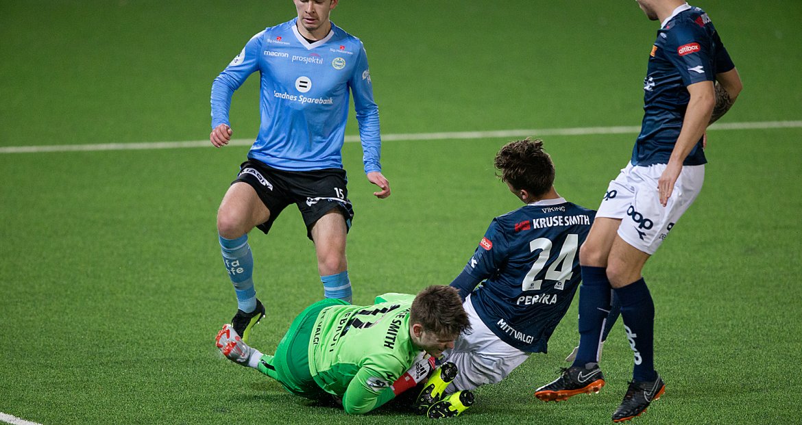 Viking - Sandnes Ulf. Adrian Pereira støter sammen med Erik Arnebrott. Foto: Tore Fjermestad