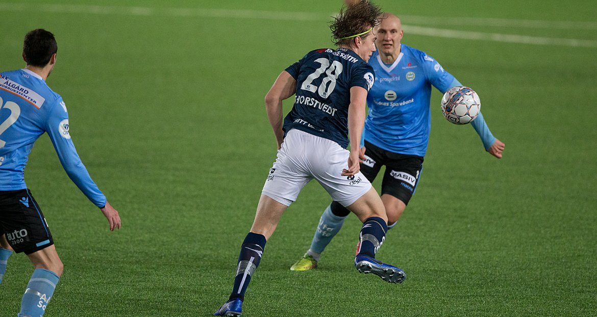 Viking - Sandnes Ulf. Kristian Thorstvedt kjemper om ballen. Foto: Tore Fjermestad