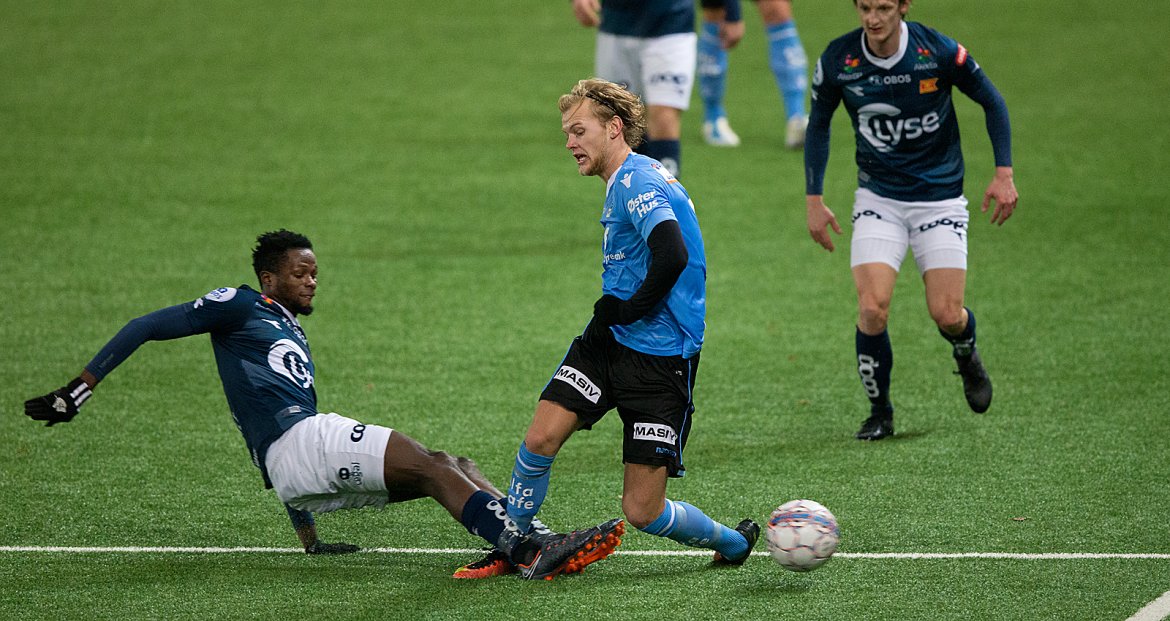 Viking - Sandnes Ulf. Usman "Saksefot" Sale stopper et Ulf-angrep. Foto: Tore Fjermestad