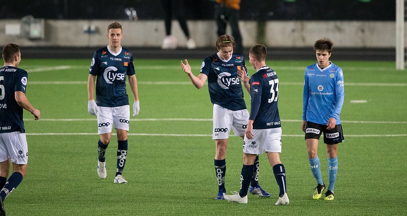 Viking - Sandnes Ulf. Kristian Thorstvedt blir gratulert for 4-1 scoringen. Foto: Tore Fjermestad