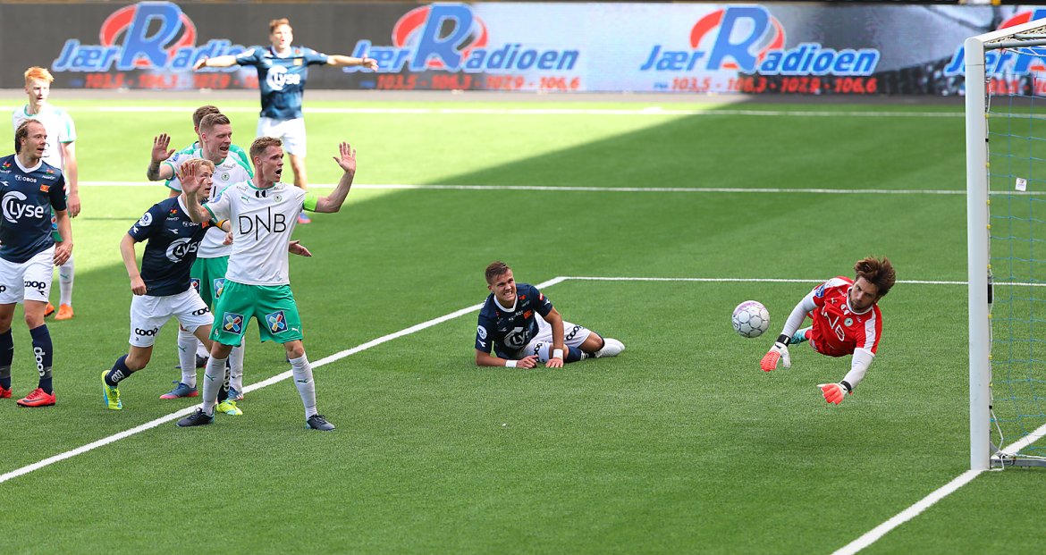 Viking - Ham Kam. Keeper får slått vekk skuddet foran Østgaard.  Foto: Tore Fjermestad