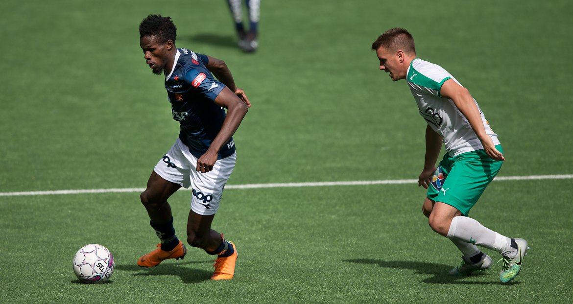 Viking - Ham Kam. Usman Sale stikker av med ballen.  Foto: Tore Fjermestad