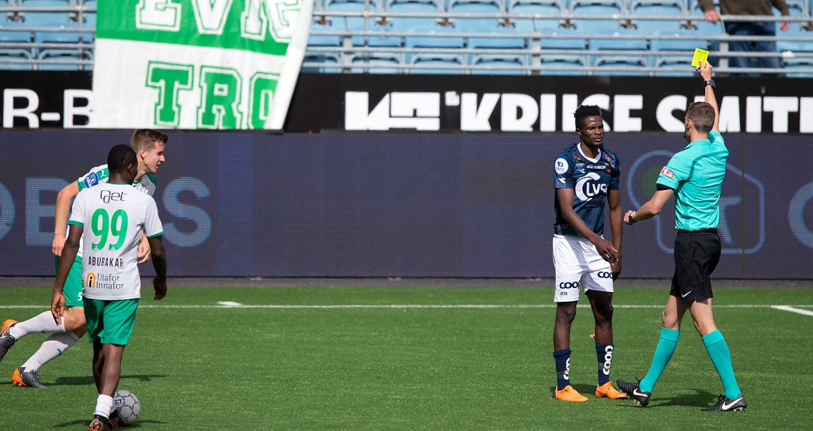 Viking - Ham Kam. Usman Sale får gult kort.  Foto: Tore Fjermestad