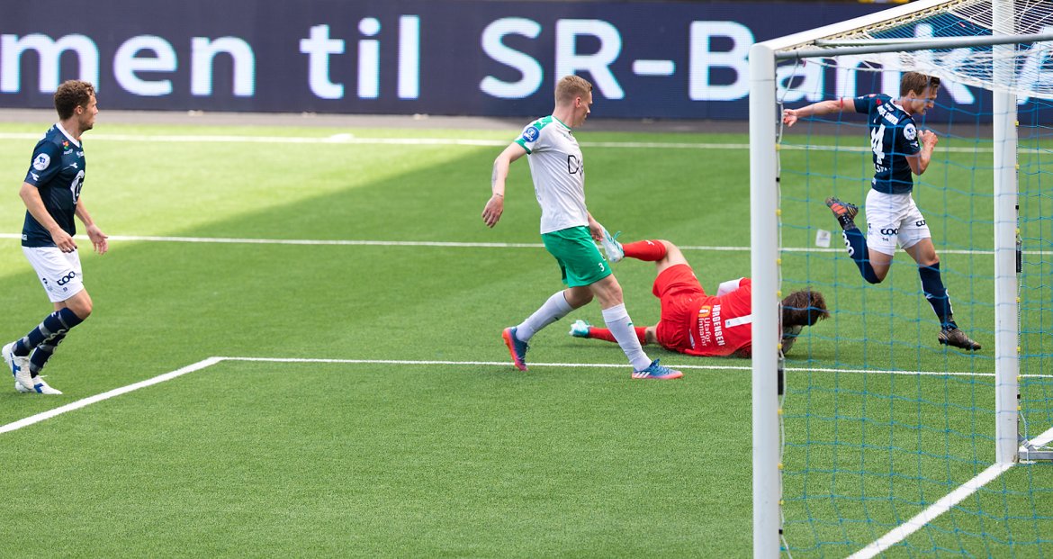 Viking - Ham Kam. André Danielsen litt for sent ute .  Foto: Tore Fjermestad