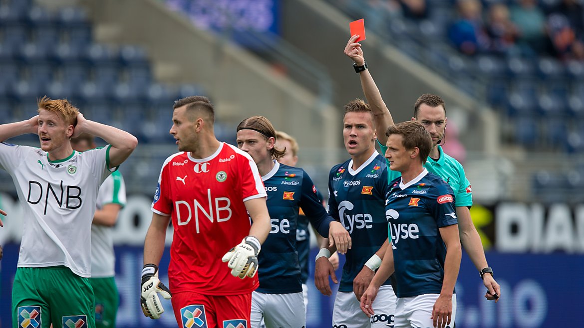 Viking - Ham Kam. Ham Kam-keeper får rødt kort etter felling av Tommy Høiland.  Foto: Tore Fjermestad