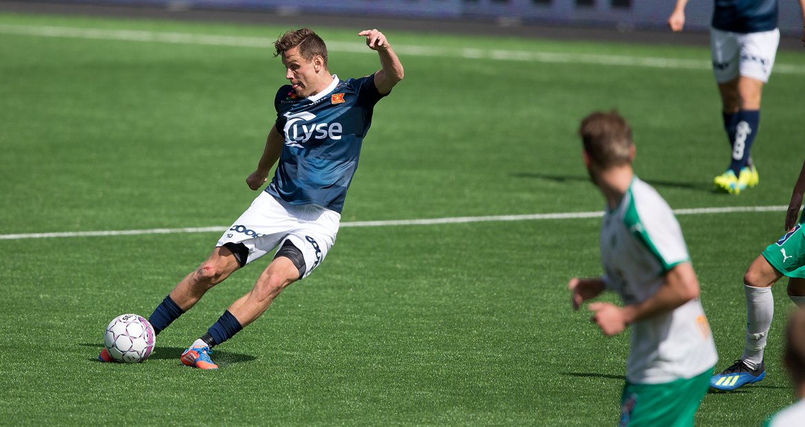 Viking - Ham Kam. Tommy Høiland med innlegg.  Foto: Tore Fjermestad