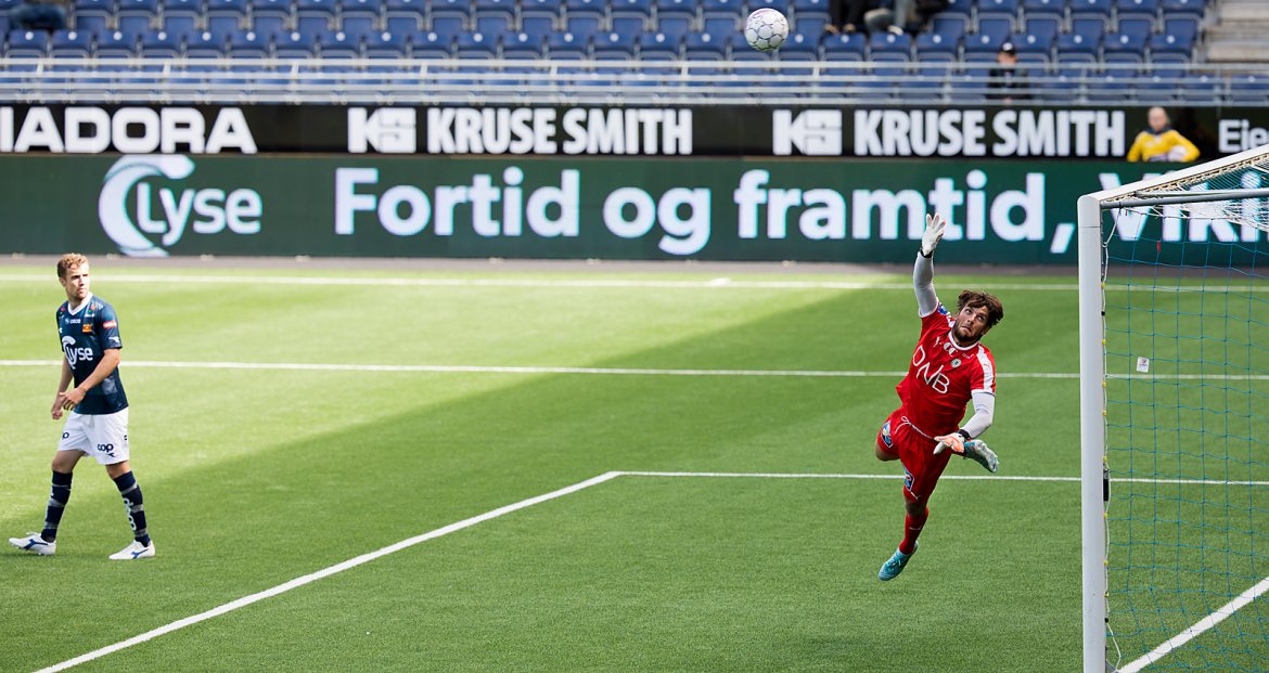 Viking - Ham Kam. Fredrik Torsteinbø ser ballen gå over mål.  Foto: Tore Fjermestad