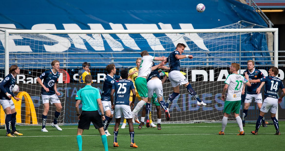 Viking - Ham Kam. Leo Østigaard klarerer.  Foto: Tore Fjermestad