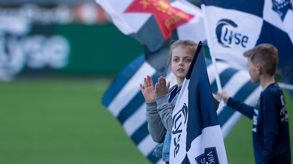 Viking - Vålerenga. Flaggjenter. Foto: Tore Fjermestad