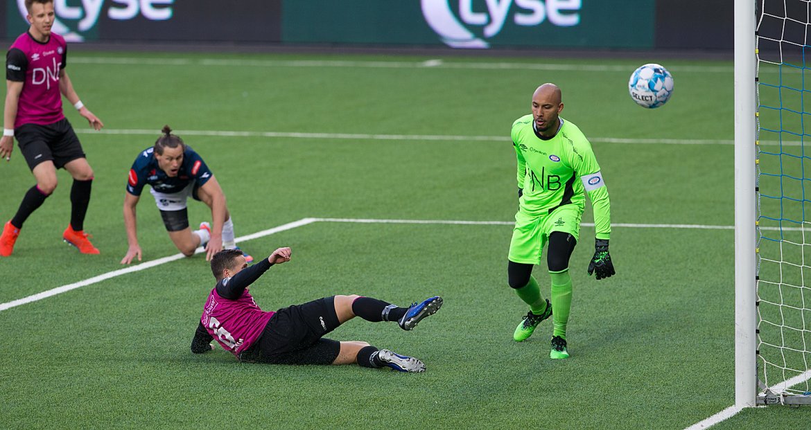 Viking - Vålerenga. Ballen sniker seg utfor. Foto: Tore Fjermestad