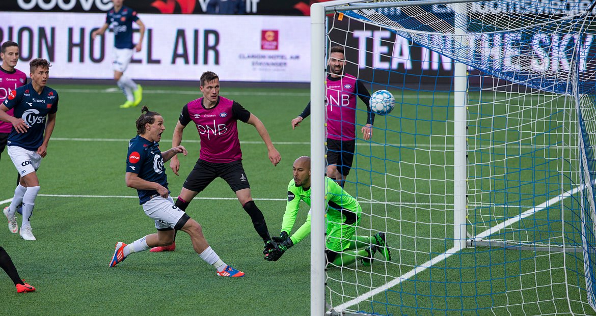 Viking - Vålerenga. Tommy Høiland utlikner til 1-1. Foto: Tore Fjermestad