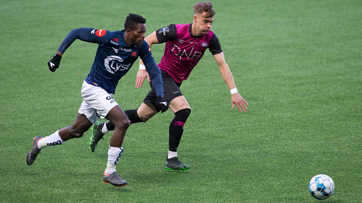Viking - Vålerenga. Usman Sale i kamp om ballen. Foto: Tore Fjermestad