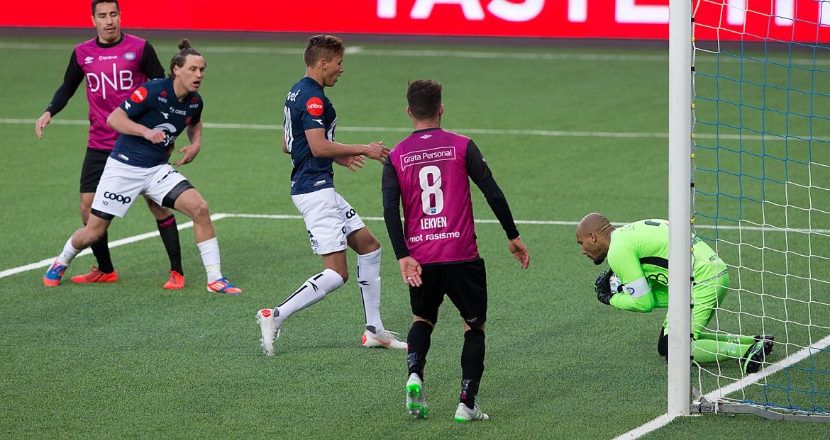 Viking - Vålerenga. Adrian Pereira og Tommy Høiland snuser etter mål på overtid. Foto: Tore Fjermestad