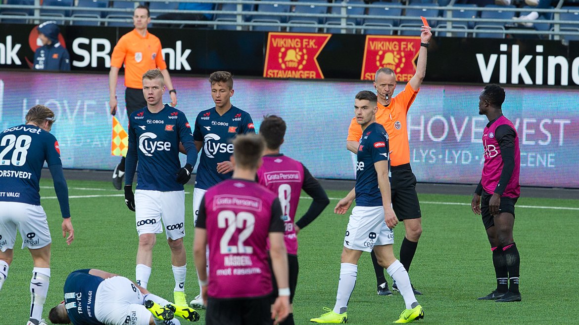 Viking - Vålerenga. Zlatko Tripic har blitt felt og Vålerenga må fortsette med ti mann. Foto: Tore Fjermestad