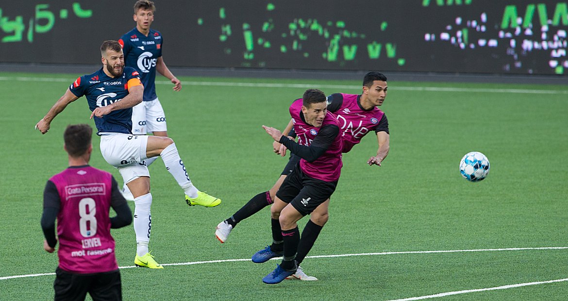 Viking - Vålerenga. Zlatko Tripic fyrer av. Foto: Tore Fjermestad