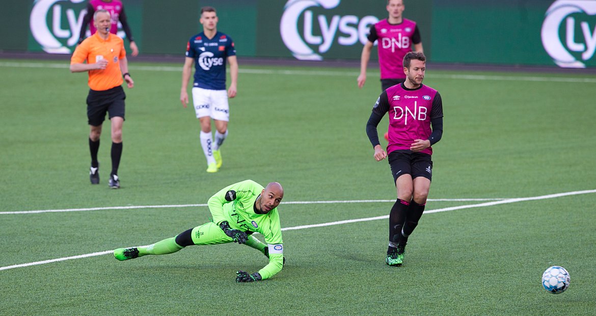 Viking - Vålerenga. Keeper ser ballen snike seg utfor. Foto: Tore Fjermestad