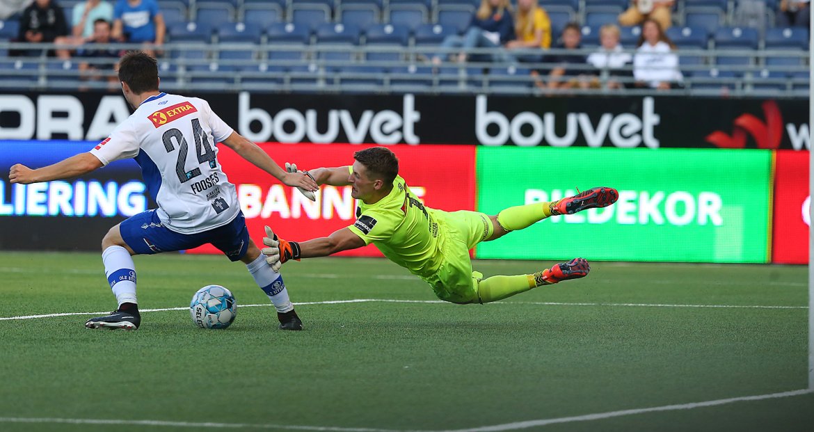 Viking - Ranheim. Ballen forbi keeper og  1-0 til Viking ved Thorstvedt. Foto: Tore Fjermestad