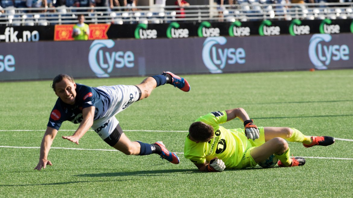 Viking - Ranheim, Ranheims keeper Even Barli snapper ballen før Tommy Høiland. Foto: Sander Selsvik Jacobsen