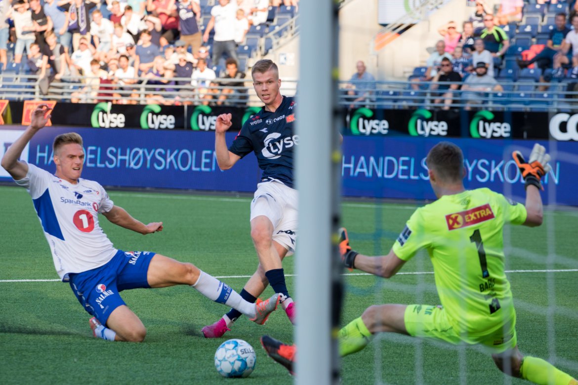 Viking - Ranheim, En strålende redning fra Even Barli hindrer Samúel Fridjónsson å øke ledelsen til 3-0. Foto: Sander Selsvik Jacobsen