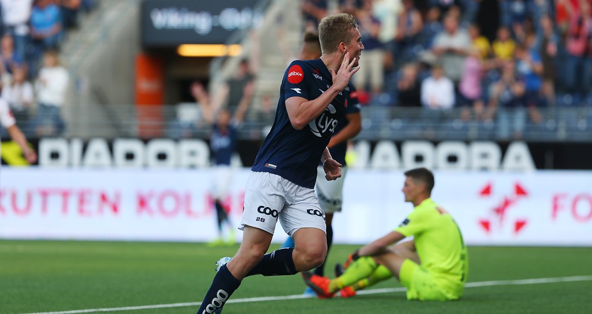 Viking - Ranheim. Kristian Thorstvedt scorer 2-0. Foto: Tore Fjermestad