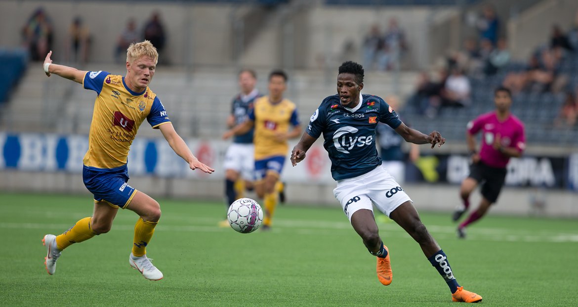 Viking - Jerv. Usman Sale er etter ballen. Foto: Tore Fjermestad