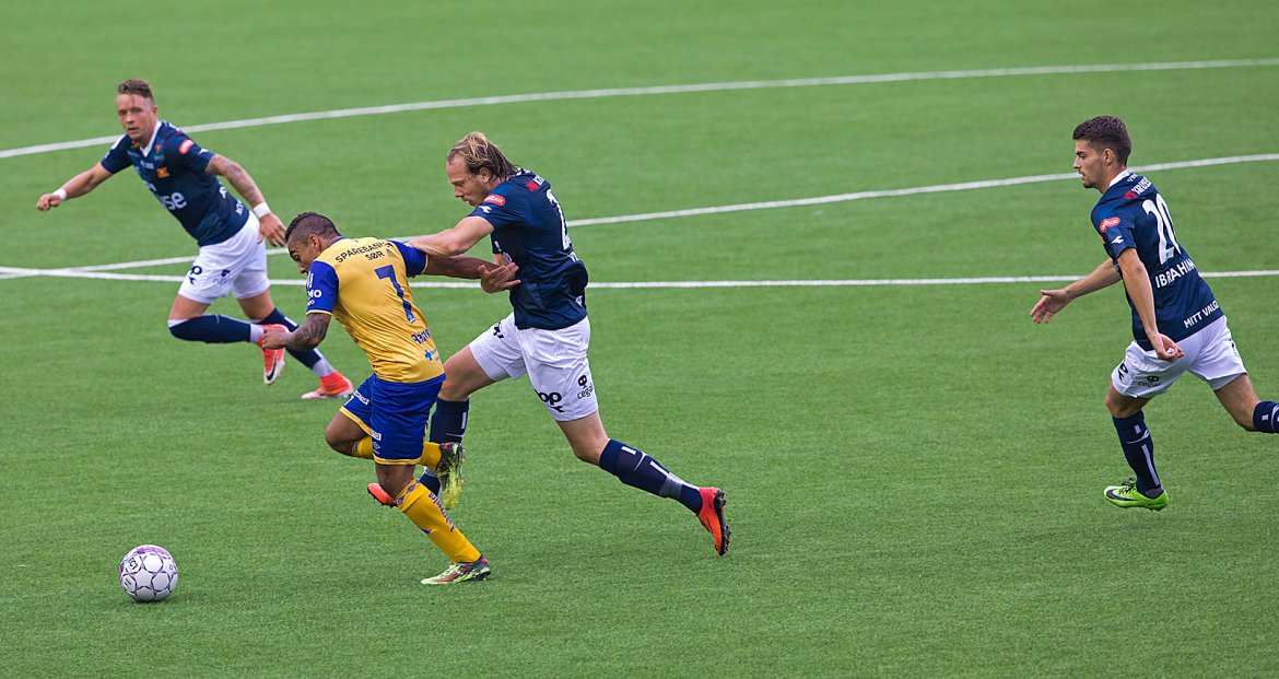 Viking - Jerv. Jervs Ulrik Berglann i ferd med å bli oppslukt av Rolf Vikstøl, Claes Kronberg og Ylldren Ibrahimaj. Foto: Tore Fjermestad