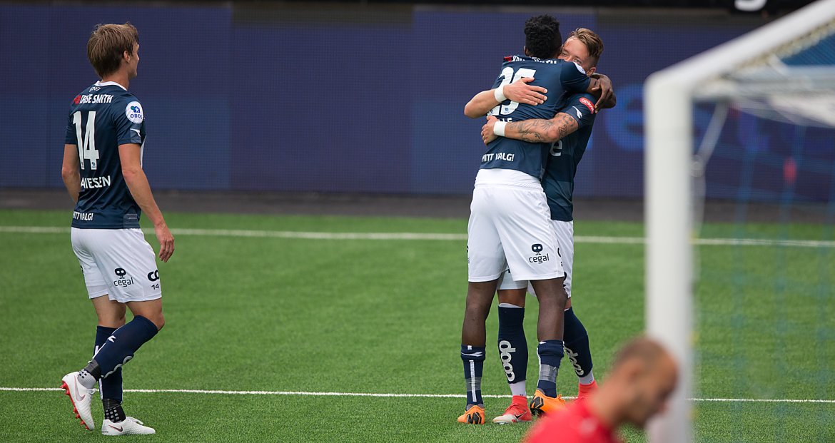 Viking - Jerv. 4-1 til Viking ved Claes Kronberg som gratuleres av Sale. Foto: Tore Fjermestad