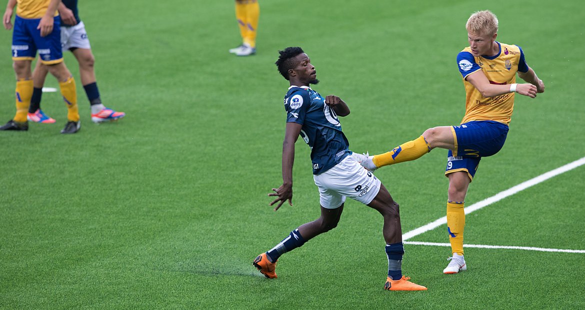 Viking - Jerv. Jerv-forsvaret klarerer og Usman Sale får en fot i.... Foto: Tore Fjermestad