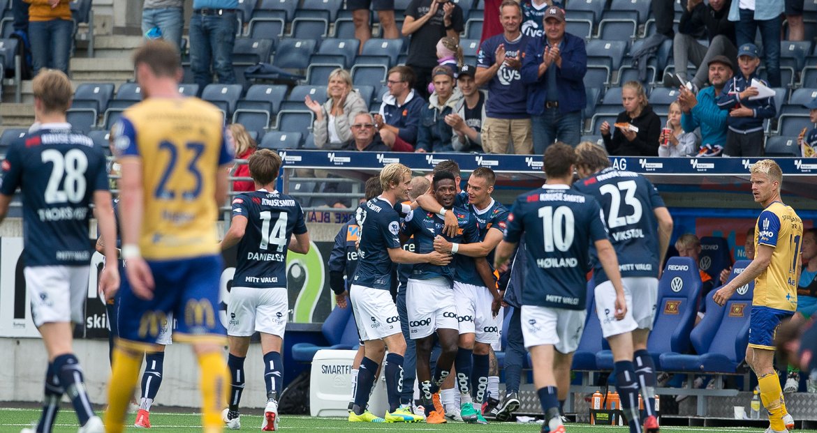 Viking - Jerv. Usman Sale har økt til 2-1 og blir feiret. Foto: Tore Fjermestad