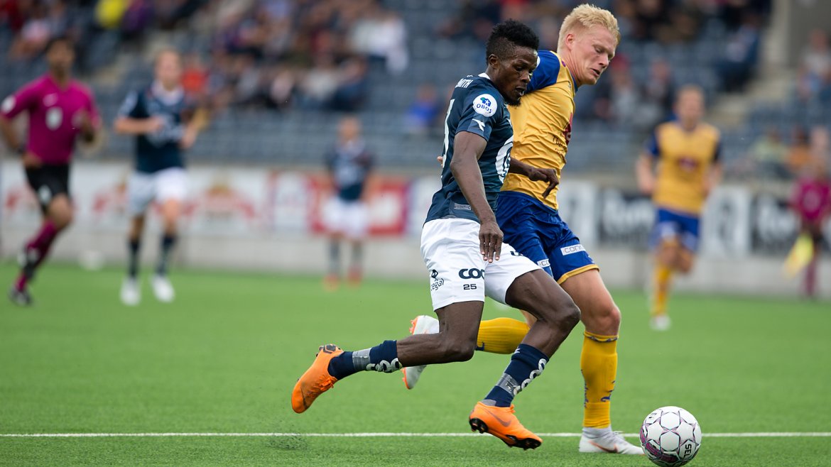 Viking - Jerv. Usman Sale på farten, får gitt ballen videre til Høiland som dytter videre til Danielsen som øker til 3-1. Foto: Tore Fjermestad
