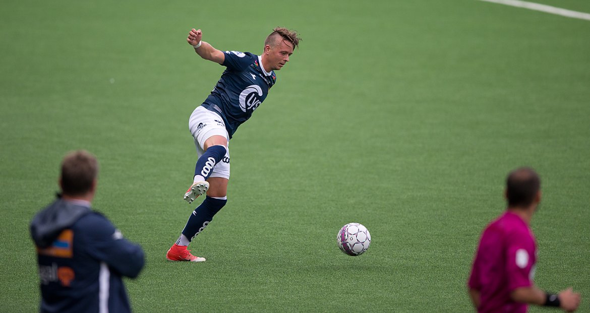 Viking - Jerv. Claes Kronberg briljerer med ballen foran trener Berntsen. Foto: Tore Fjermestad