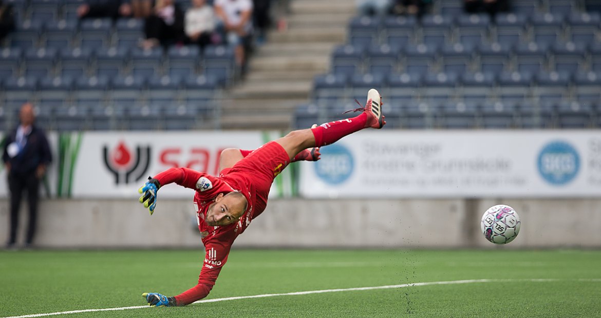 Viking - Jerv. Jerv-keeper Øvretveit ser ballen passerer og stryker stolpen. Foto: Tore Fjermestad