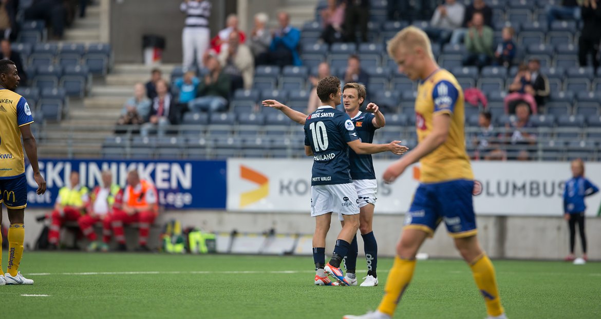 Viking - Jerv. André Danielsen har økt til 3-1 og feirer med Høiland. Foto: Tore Fjermestad