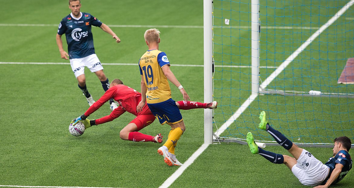 Viking - Jerv. Nykommeren Ylldren Ibrahimaj får lagt inn, men keeper snapper foran Torsteinbø. Foto: Tore Fjermestad