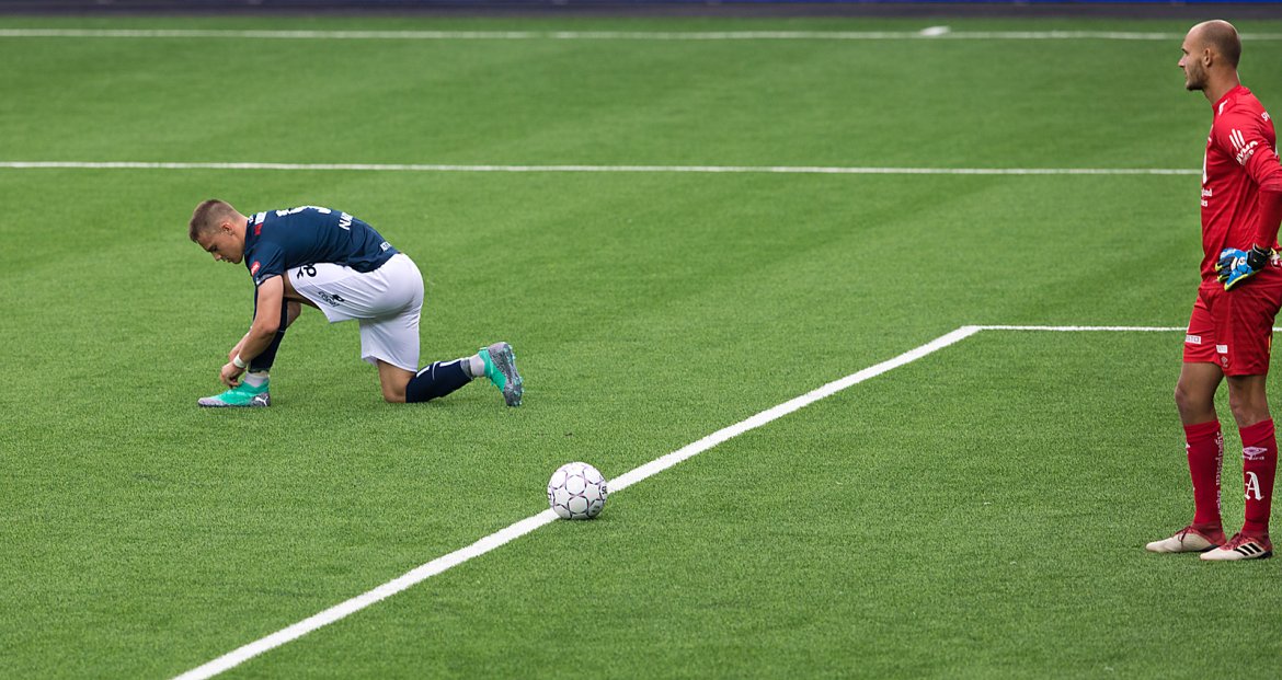 Viking - Jerv. Jerv-keeper Øvretveit må vente til Markus Nakkim har knyttet skoen. Foto: Tore Fjermestad