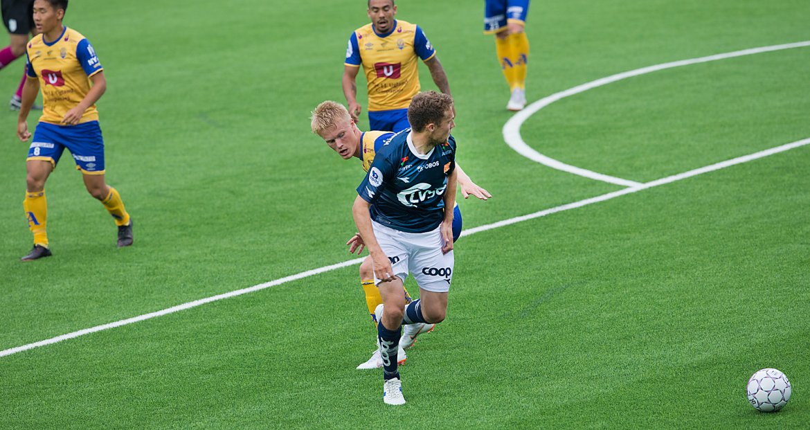 Viking - Jerv. Fredrik Torsteinbø triller ball med Jerv-forsvaret. Foto: Tore Fjermestad