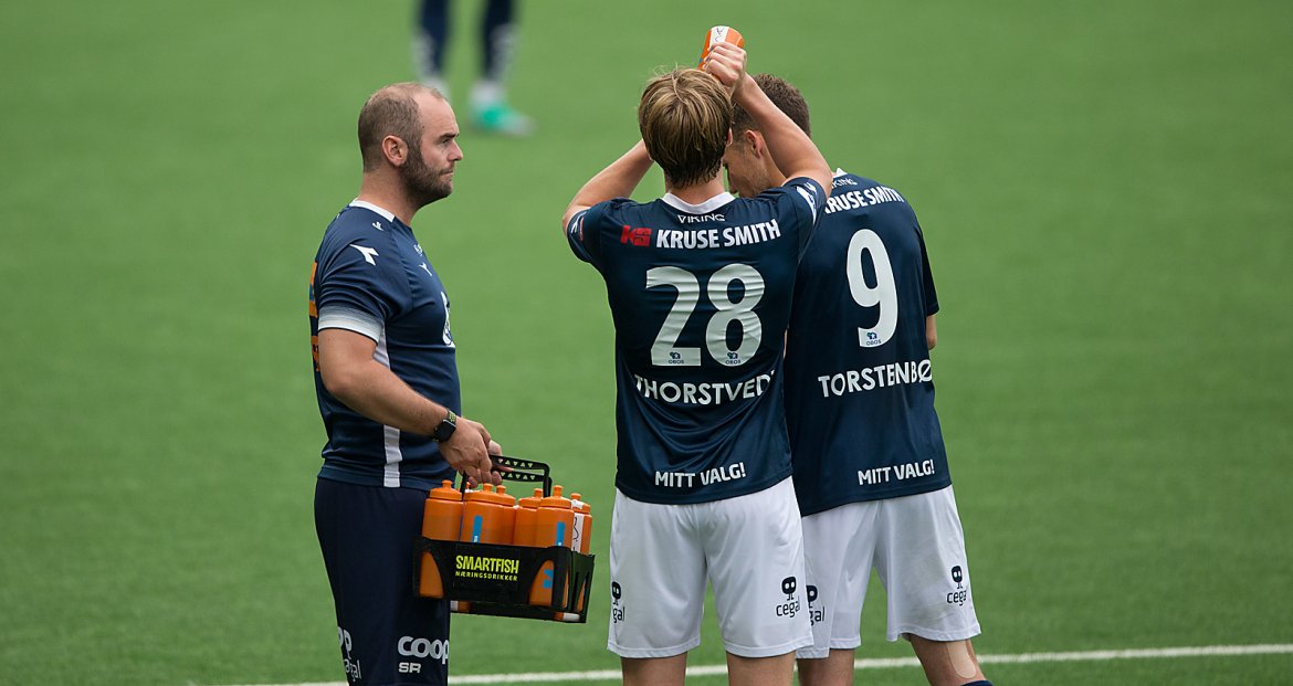 Viking - Jerv. Thorstvedt og Torsteinbø får servert drikke av Stian Refvik under ophold i spillet. Foto: Tore Fjermestad