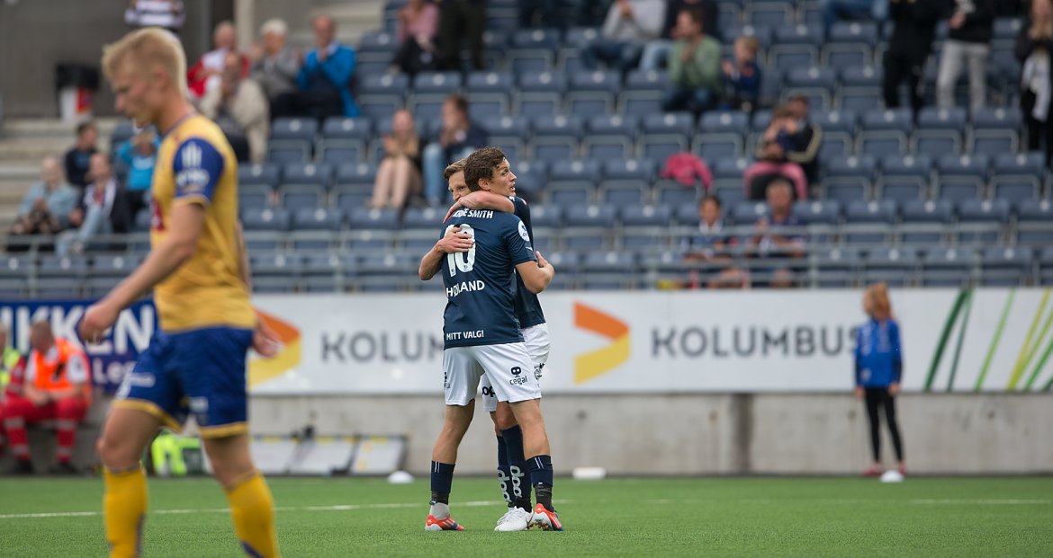 Viking - Jerv. André Danielsen har økt til 3-1 og feirer med Høiland. Foto: Tore Fjermestad