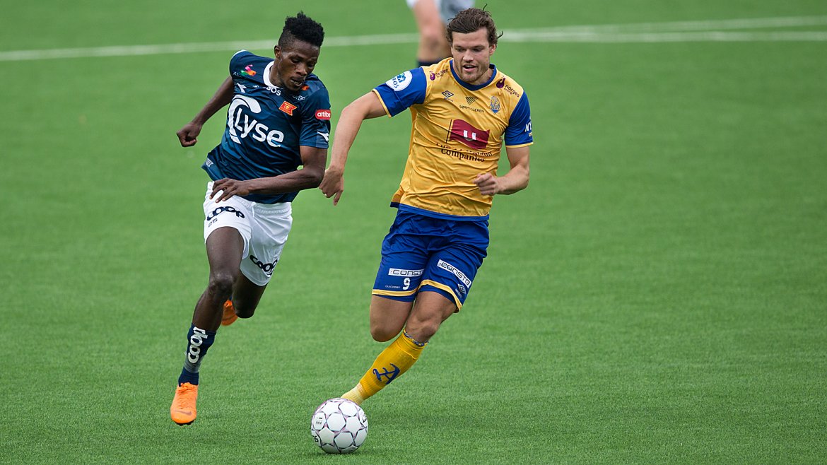 Viking - Jerv. Usman Sale i kamp med Vikings tidligere Tor Andre Aasheim. Foto: Tore Fjermestad