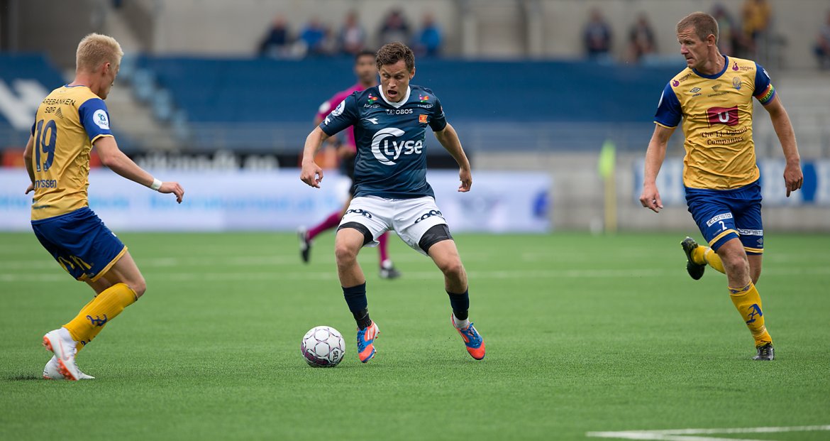 Viking - Jerv. Tommy Høiland mellom to Jerv-forsvarere. Foto: Tore Fjermestad